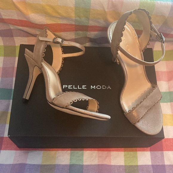 High heel with scallop trim - Picture 2 of 6